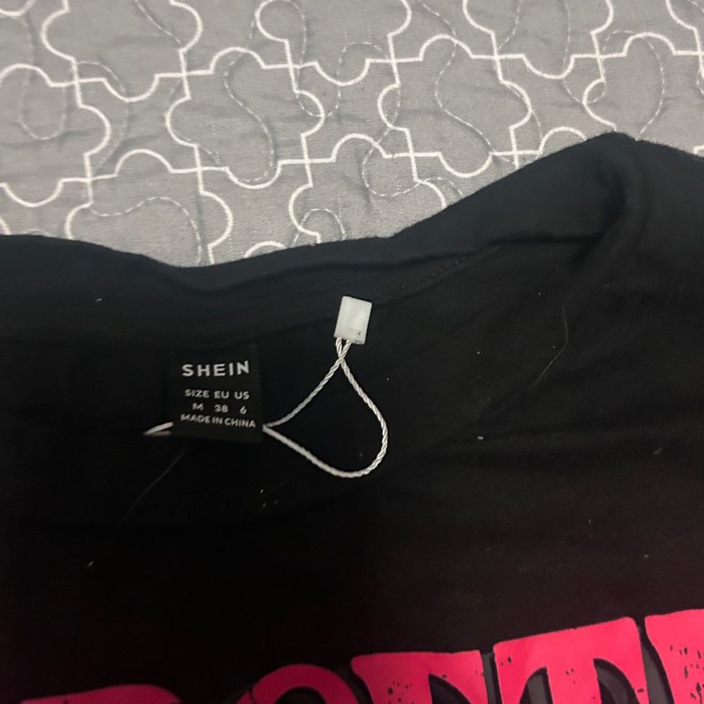 SHEIN Black Cropped Tee with Pink Graphic - Picture 4 of 5